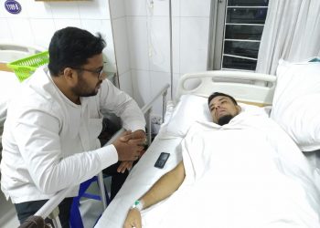 ২৮শে অক্টোবর’০৬ আহত চিকিৎসাধীন শ্রমিক নেতা জাকিররের পাশে আতিকুর রহমান