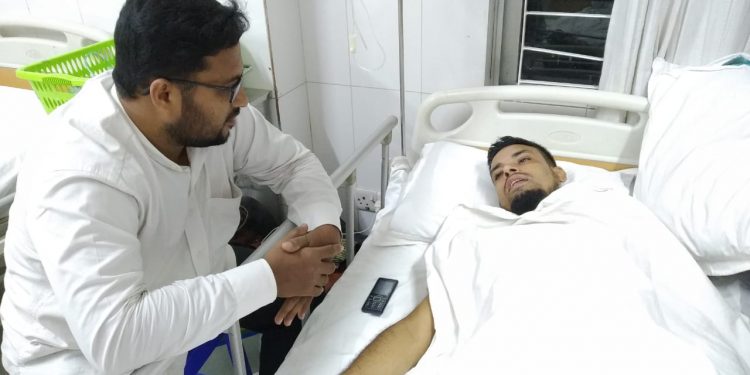 ২৮শে অক্টোবর’০৬ আহত চিকিৎসাধীন শ্রমিক নেতা জাকিররের পাশে আতিকুর রহমান