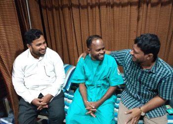 সাবেক ছাত্রনেতা মোর্শেদুল ইসলাম চৌধুরীকে দেখতে হাসপাতালে নেতৃবৃন্দ