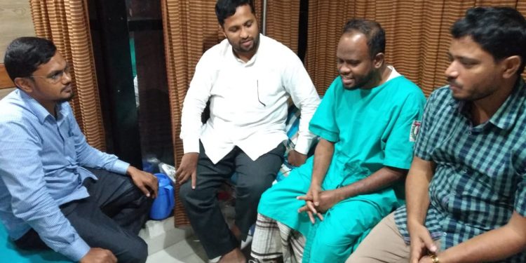 সাবেক ছাত্রনেতা মোর্শেদুল ইসলাম চৌধুরীকে দেখতে হাসপাতালে নেতৃবৃন্দ