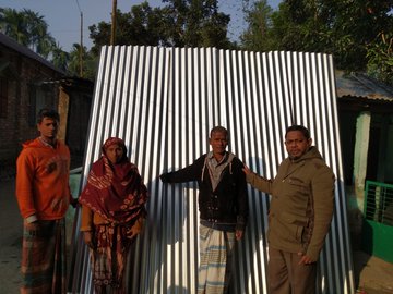 মাহিগঞ্জে অগ্নিকাণ্ডে ক্ষতিগ্রস্তদের মাঝে টিন বিতরণ