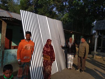 মাহিগঞ্জে অগ্নিকাণ্ডে ক্ষতিগ্রস্তদের মাঝে টিন বিতরণ