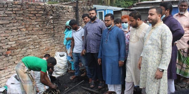 রাজধানীর কল্যাণপুর নতুন বাজারে অগ্নিকাণ্ডের ঘটনাস্থল পরিদর্শনে শ্রমিক কল্যাণ ফেডারেশনের নেতৃবৃন্দ