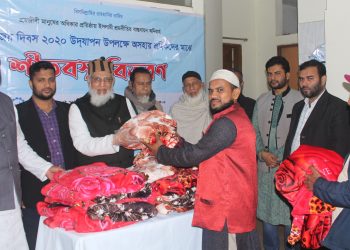 বিজয় দিবস উদযাপন উপলক্ষে শ্রমিকদের মাঝে শ্রমিক কল্যাণ ফেডারেশনের শীতবস্ত্র বিতরণ