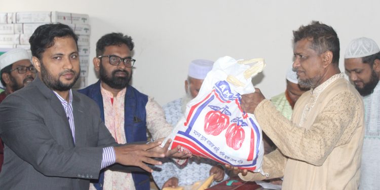 শ্রমিকরা মানবেতর জীবন যাপন করে : অ্যাডভোকেট আতিকুর রহমান